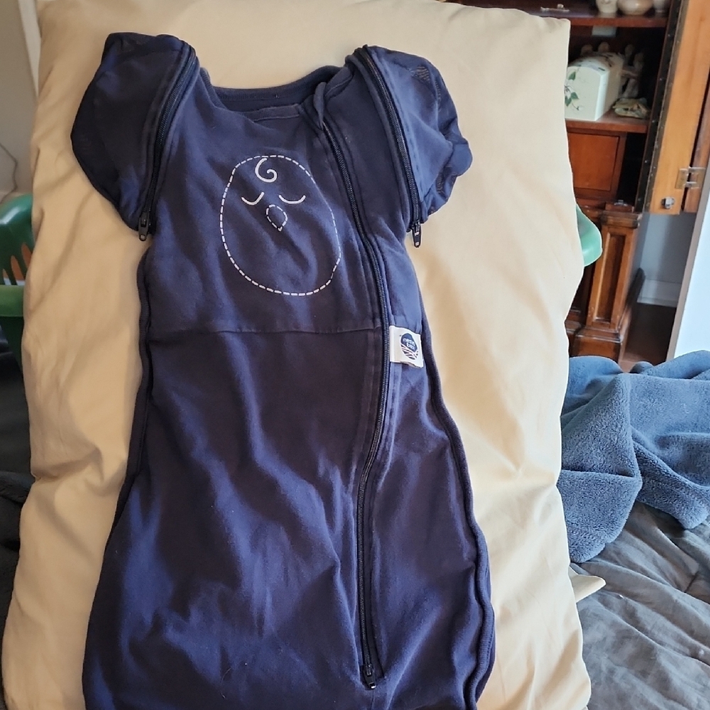 Nested Bean sleep sack. Used but in good condition! 3-4 months Smoke free